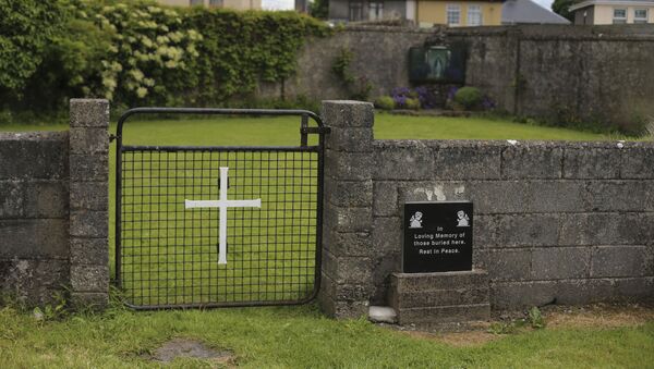 Место на којем се налази масовна гробница новорођенчади и мале деце у граду Туаму у Ирској - Sputnik Србија