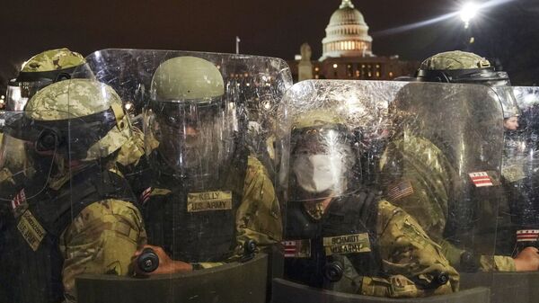 Američka vojska ispred Kapitola tokom protesta 6. januara - Sputnik Srbija