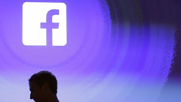 Марк Закерберг и лого Фејсбука - Sputnik Србија