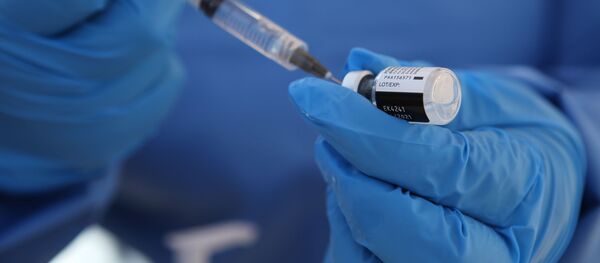 Медицинский работник с вакциной от COVID-19 на военной базе в Керетаро - Sputnik Србија