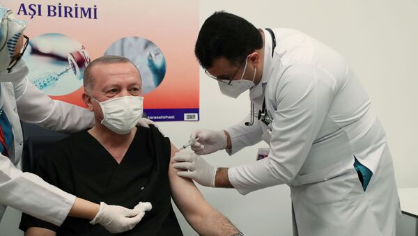 Председник Турске Реџеп Тајип Ердоган прима кинеску вакцину против вируса корона. - Sputnik Србија