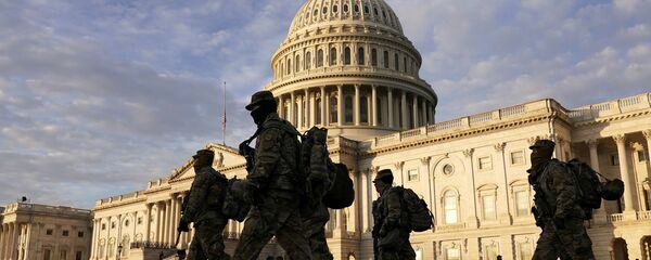 Припадници Националне гарде шетају испред америчког Капитола Припадници Националне гарде шетају испред америчког Капитола - Sputnik Србија