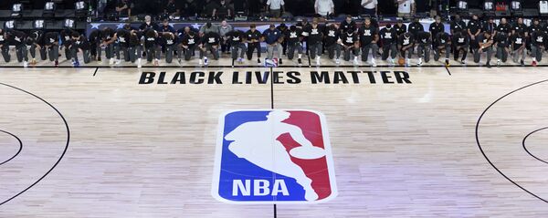 NBA košarkaši protestuju pred utakmicu NBA košarkaši protestuju pred utakmicu - Sputnik Srbija