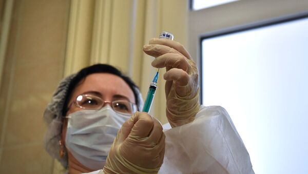 Medicinska sestra priprema vakcinu protiv kovida 19 - Sputnik Srbija