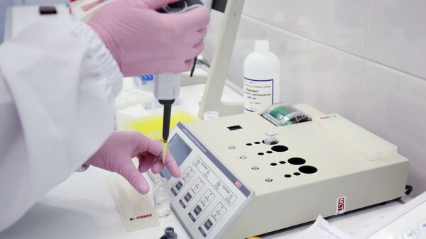 Laborant u laboratoriji za klinička i dijagnostička ispitivanja bolnice za infektivne bolesti Volgogradske oblasti  - Sputnik Srbija