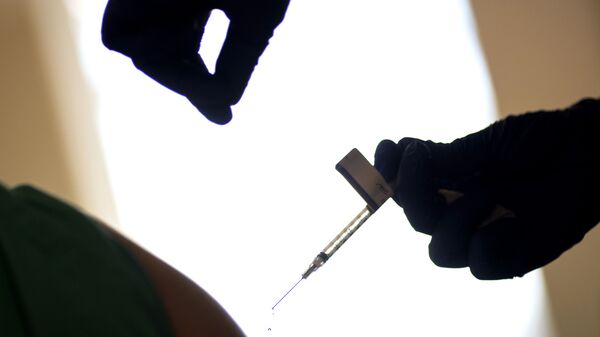 Zdravstveni radnik daje vakcinu pacijentu - Sputnik Srbija