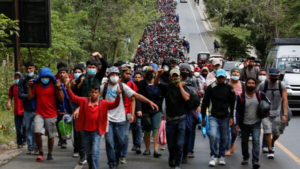 Hiljade migranata iz Hondurasa krenulo ka Americi  - Sputnik Srbija