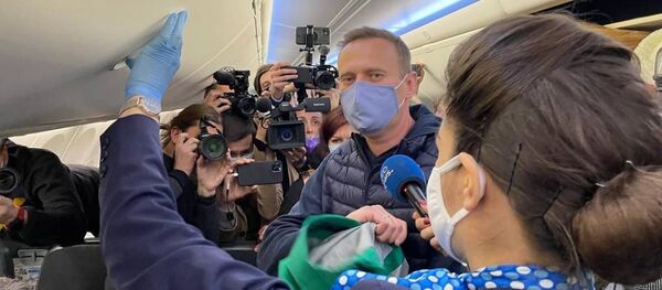 Алексеј Наваљни на путу за Москву Алексеј Наваљни на путу за Москву - Sputnik Србија
