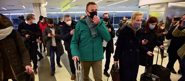 Руски опозиционар Алексеј Наваљни на аеродрому Шереметјево у Москви Руски опозиционар Алексеј Наваљни на аеродрому Шереметјево у Москви - Sputnik Србија