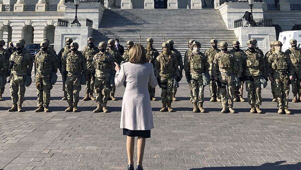 Nensi Pelosi ispred jedinica Nacionalne garde koja obezbeđuje američki Kongres - Sputnik Srbija