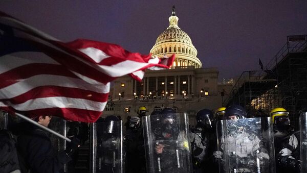Policajci ispred Kapitola u Vašingtonu 6. januara 2021. - Sputnik Srbija