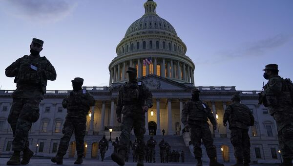 Припадници америче Националне гарде испред зграде Капитола у Вашингтону - Sputnik Србија