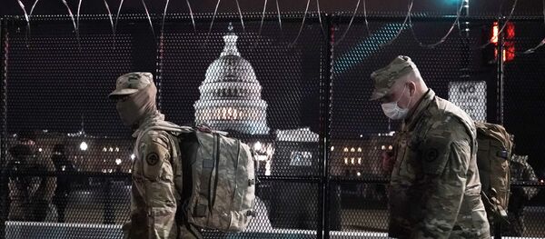 Наоружани припадници Националне гарде испред Капитола. - Sputnik Србија