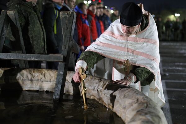 Свештеник, отац Михаил Францев, свети воду уочи богојављенског купања у Новоросијску - Sputnik Србија