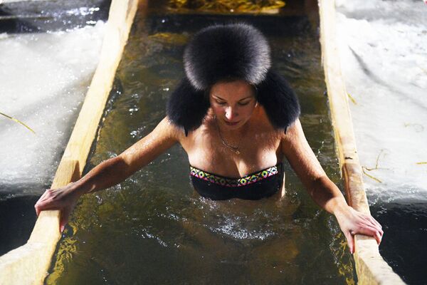 Девојка за време богојављенског купања у реци Об, Новосибирск.   - Sputnik Србија