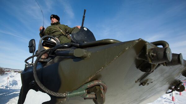 Vojnik Severne flote upravlja oklopnim transporterom BTR-80 - Sputnik Srbija
