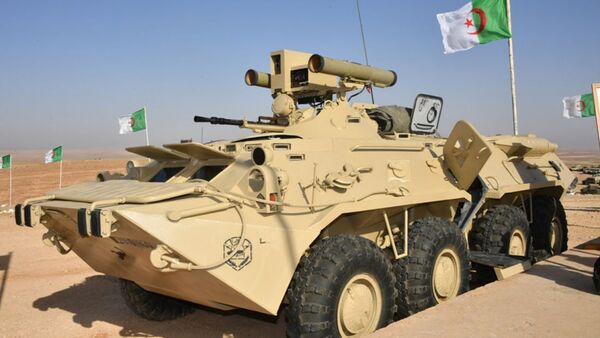 Alžirsko oklopno vozilo BTR-80 sa protivtenkovskim sistemom Kornet-E - Sputnik Srbija
