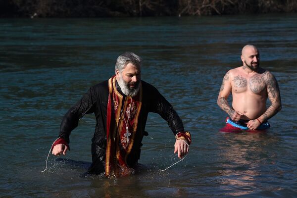 Monah zaplivao ledenom Moračom, zapalio mreže, pa završio u – policiji /foto/ Monah zaplivao ledenom Moračom, zapalio mreže, pa završio u – policiji /foto/ - Sputnik Srbija