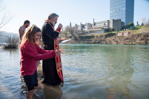 Monah zaplivao ledenom Moračom, zapalio mreže, pa završio u – policiji /foto/ Monah zaplivao ledenom Moračom, zapalio mreže, pa završio u – policiji /foto/ - Sputnik Srbija