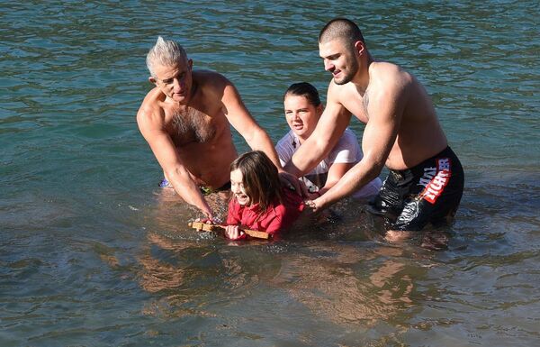 Monah zaplivao ledenom Moračom, zapalio mreže, pa završio u – policiji /foto/ Monah zaplivao ledenom Moračom, zapalio mreže, pa završio u – policiji /foto/ - Sputnik Srbija