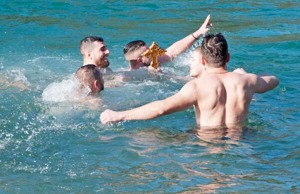 Monah zaplivao ledenom Moračom, zapalio mreže, pa završio u – policiji /foto/ Monah zaplivao ledenom Moračom, zapalio mreže, pa završio u – policiji /foto/ - Sputnik Srbija