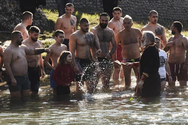 Monah zaplivao ledenom Moračom, zapalio mreže, pa završio u – policiji /foto/ Monah zaplivao ledenom Moračom, zapalio mreže, pa završio u – policiji /foto/ - Sputnik Srbija