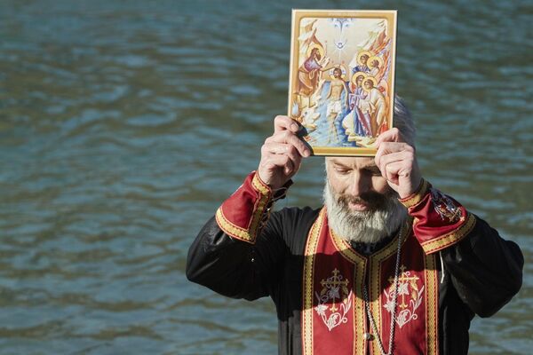 Monah zaplivao ledenom Moračom, zapalio mreže, pa završio u – policiji /foto/ Monah zaplivao ledenom Moračom, zapalio mreže, pa završio u – policiji /foto/ - Sputnik Srbija