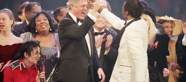 Избранный президент Билл Клинтон и певец Чак Берри во время гала-вечера в Capital Center в Ландовере - Sputnik Србија