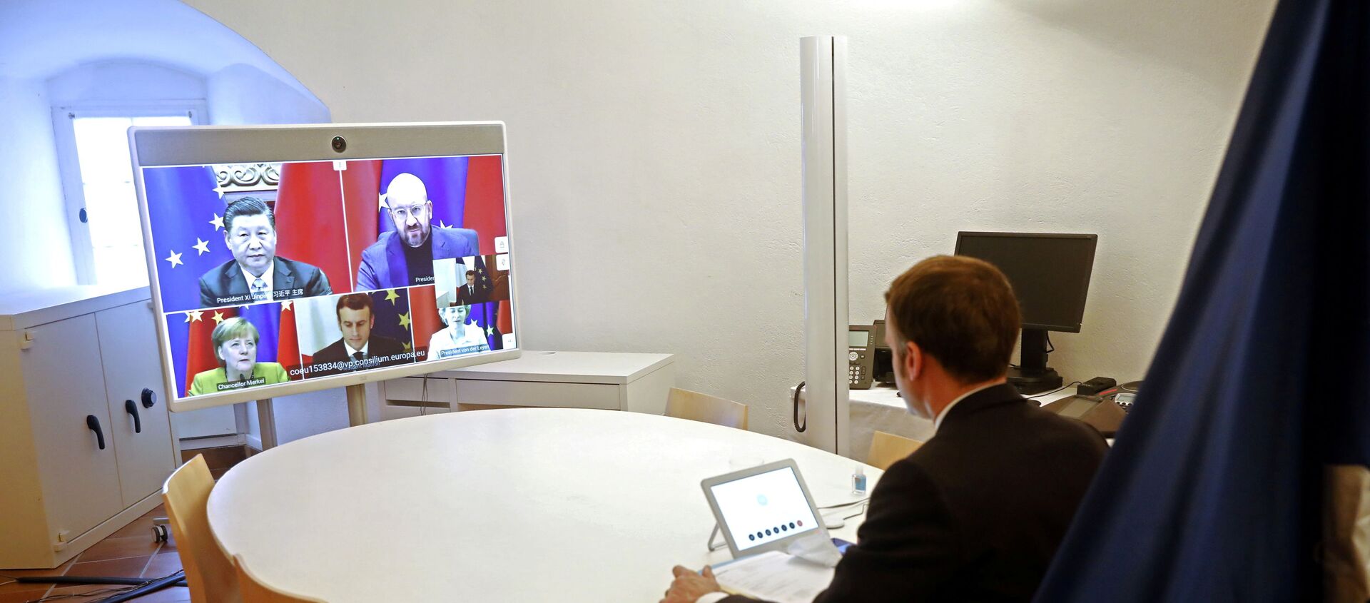 Француски председник Емaнуел Макрон присуствује видео-конференцији ЕУ-Кина - Sputnik Србија, 1920, 20.01.2021