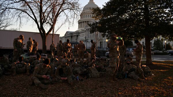 Трупе Националне гарде одмарају се у дворишту испред америчког Капитола уочи инаугурације - Sputnik Србија