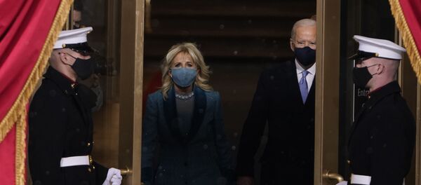 Новоизабрани председник Џо Бајден и његова супруга Џил излазе на 59. председничку инаугурацију на америчком Капитолу у Вашингтону - Sputnik Србија