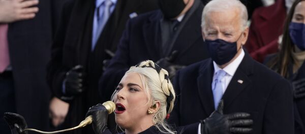 Џо Бајден и Лејди Гага на инаугурацији - Sputnik Србија