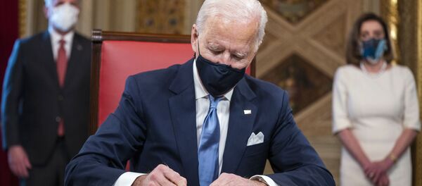 Džo Bajden potpisuje prve dokumente kao predsednik Džo Bajden potpisuje prve dokumente kao predsednik - Sputnik Srbija
