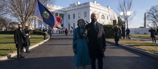 Џил и Џо Бајден испред Беле куће - Sputnik Србија