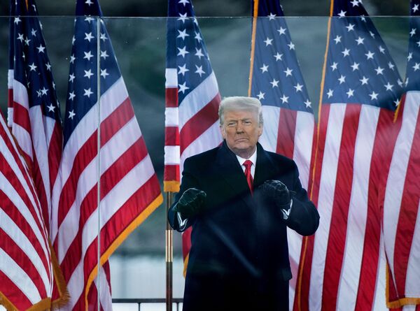 Трамп се враћа на сцену: Спречава „валцер“ који би га послао у историју Трамп се враћа на сцену: Спречава „валцер“ који би га послао у историју - Sputnik Србија