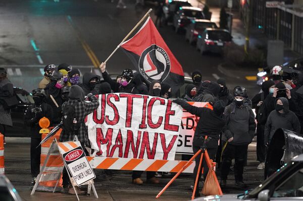 „Nećemo policiju, nećemo zatvore“: Neredi u američkom gradu, umešana i Antifa - Sputnik Srbija