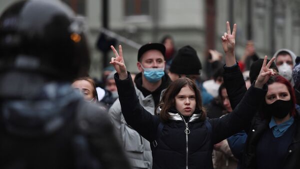 Učesnici neovlašćenog mitinga pristalica Alekseja Navaljnog u Moskvi. - Sputnik Srbija