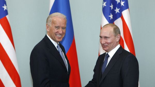 Arhivska fotografija od 10.3.2011. Tadašnji potpredsednik SAD Džo Bajden i tadašnji premijer Rusije Vladimir Putin na sastanku u Moskvi - Sputnik Srbija