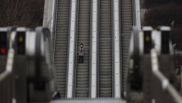 Жена на покретним степеницама у Сеулу - Sputnik Србија
