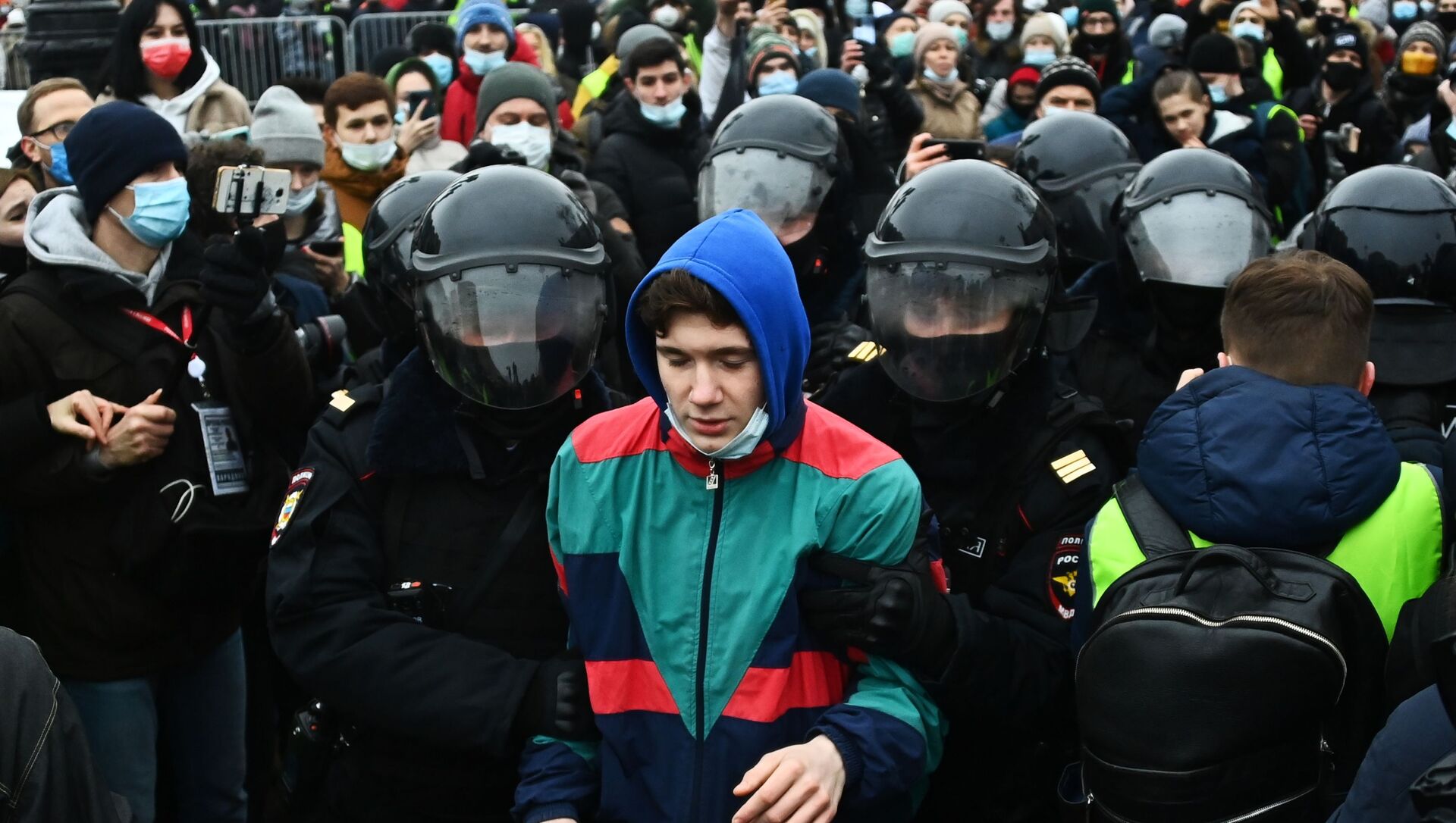 Privođenje na nezakonitom protestu koji je održan u znak podrške Alekseju Navaljnom - Sputnik Srbija, 1920, 11.02.2021
