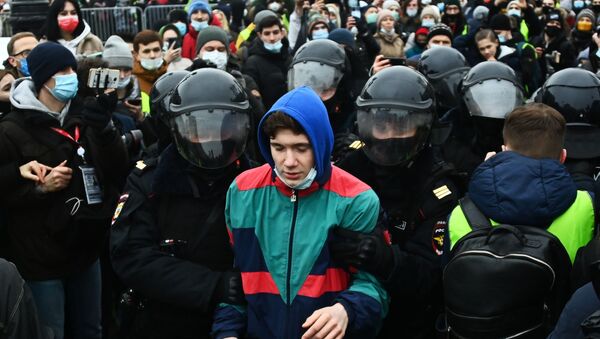 Привођење на незаконитом протесту који је одржан у знак подршке Алексеју Наваљном - Sputnik Србија