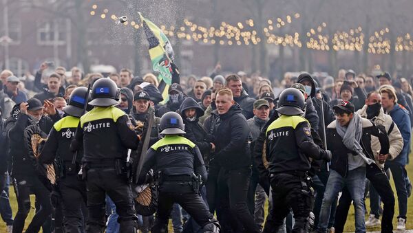 Sukobi policije sa demonstrantima na gradskom trgu u Amsterdamu, Holandija, 17. januara 2021. - Sputnik Srbija