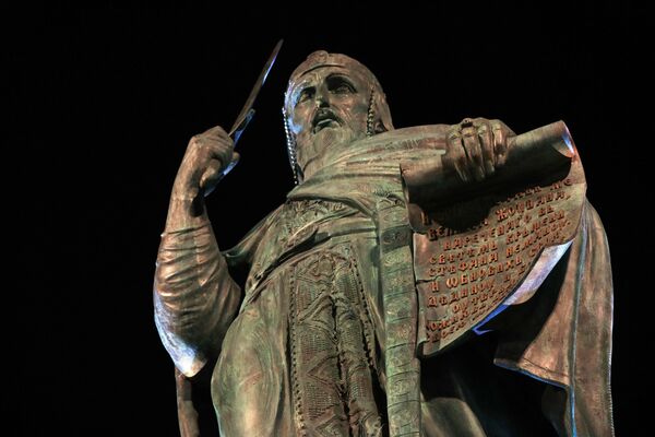 Стефан Немања стоји на византијском шлему. У једној руци држи мач, а у другој Хиландарску повељу.

 - Sputnik Србија