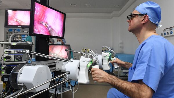 Prva operacija životinje uz pomoć ruskog robotskog hirurga izvedena je u Penzi - Sputnik Srbija