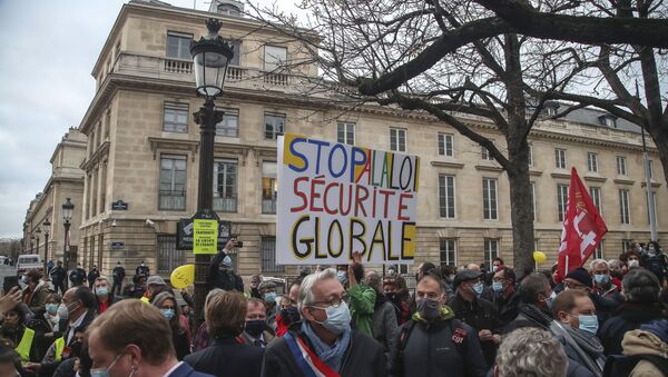 Protesti u Parizu zbog Zakona o globalnoj bezbednosti - Sputnik Srbija