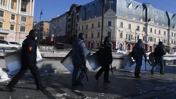 Припадници полиције током неодобрених протеста присталица Алексеја Наваљног у Владивостоку - Sputnik Србија