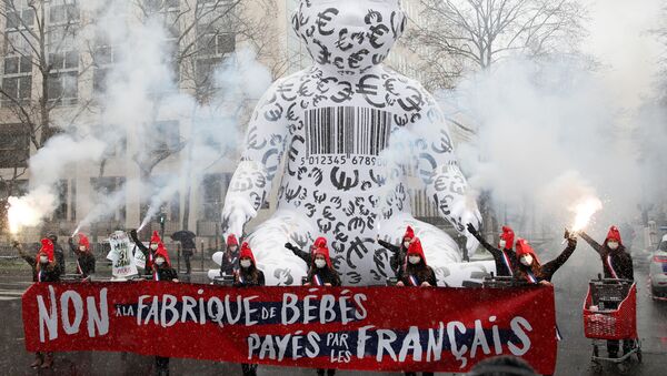 Протест у Паризу против Закона о биоетици на транспаренту пише: Не фабрикама за бебе које плаћају Французи. - Sputnik Србија
