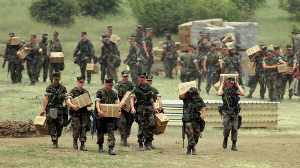Američki marinci nose zalihe dok se spremaju za ulazak na Kosovo u bazu blizu Skoplja u subotu, 12. juna 1999. - Sputnik Srbija