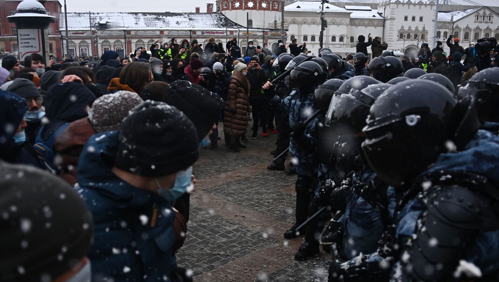 Pripadnici policije i demonstranti na neodobrenim protestima pristalica Alekseja Navaljnog u Moskvi - Sputnik Srbija, 1920, 01.02.2021