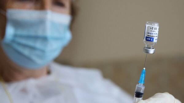 Medicinska sestra priprema vakcinu protiv kovida Sputnjik Ve - Sputnik Srbija
